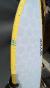 Planche de surf Wyve - Twin Pin 5'10 - custom rail jaune et tagué bleu.